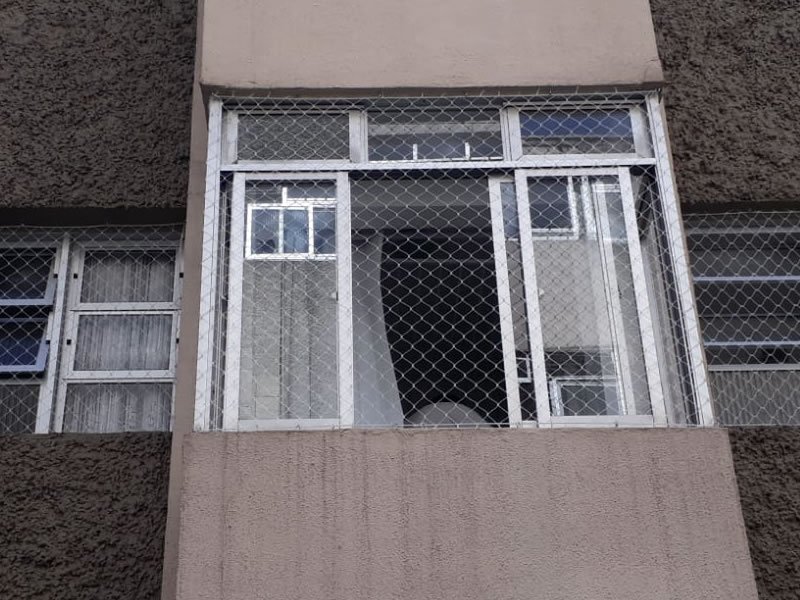 Instalação de rede de segurança em Praça Seca, Rio de Janeiro