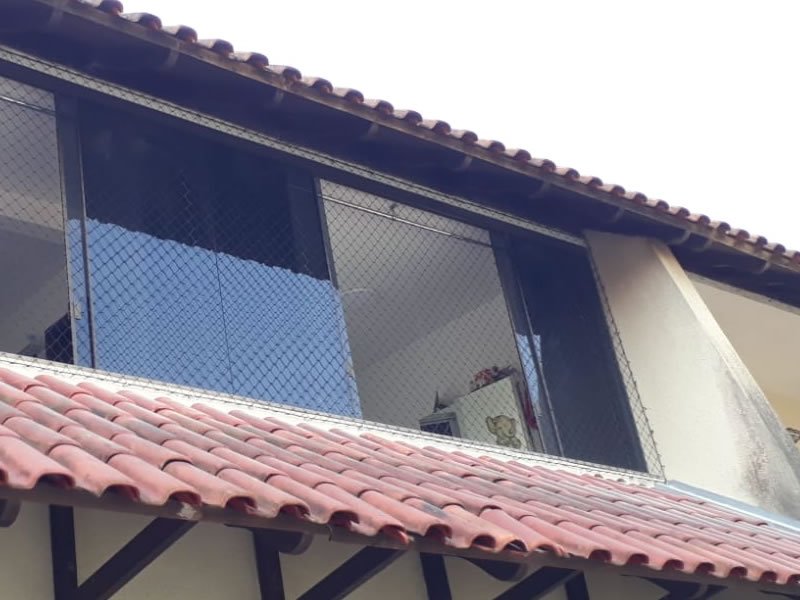 Instalação de rede de proteção em Ramos, Rio de Janeiro
